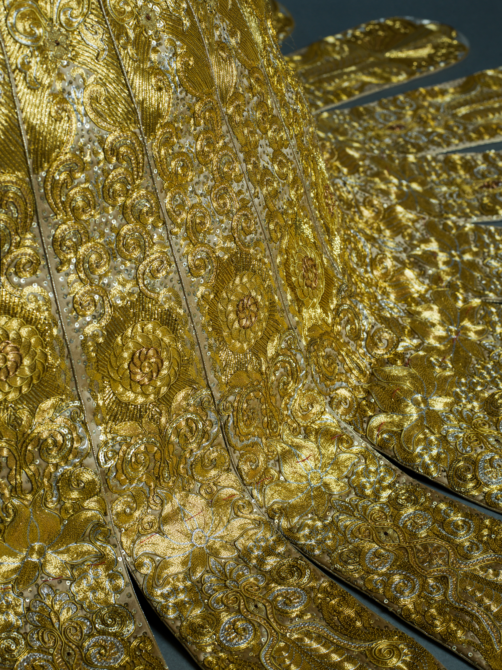 Photographies d'un détail d'une robe faite par Guo Pei