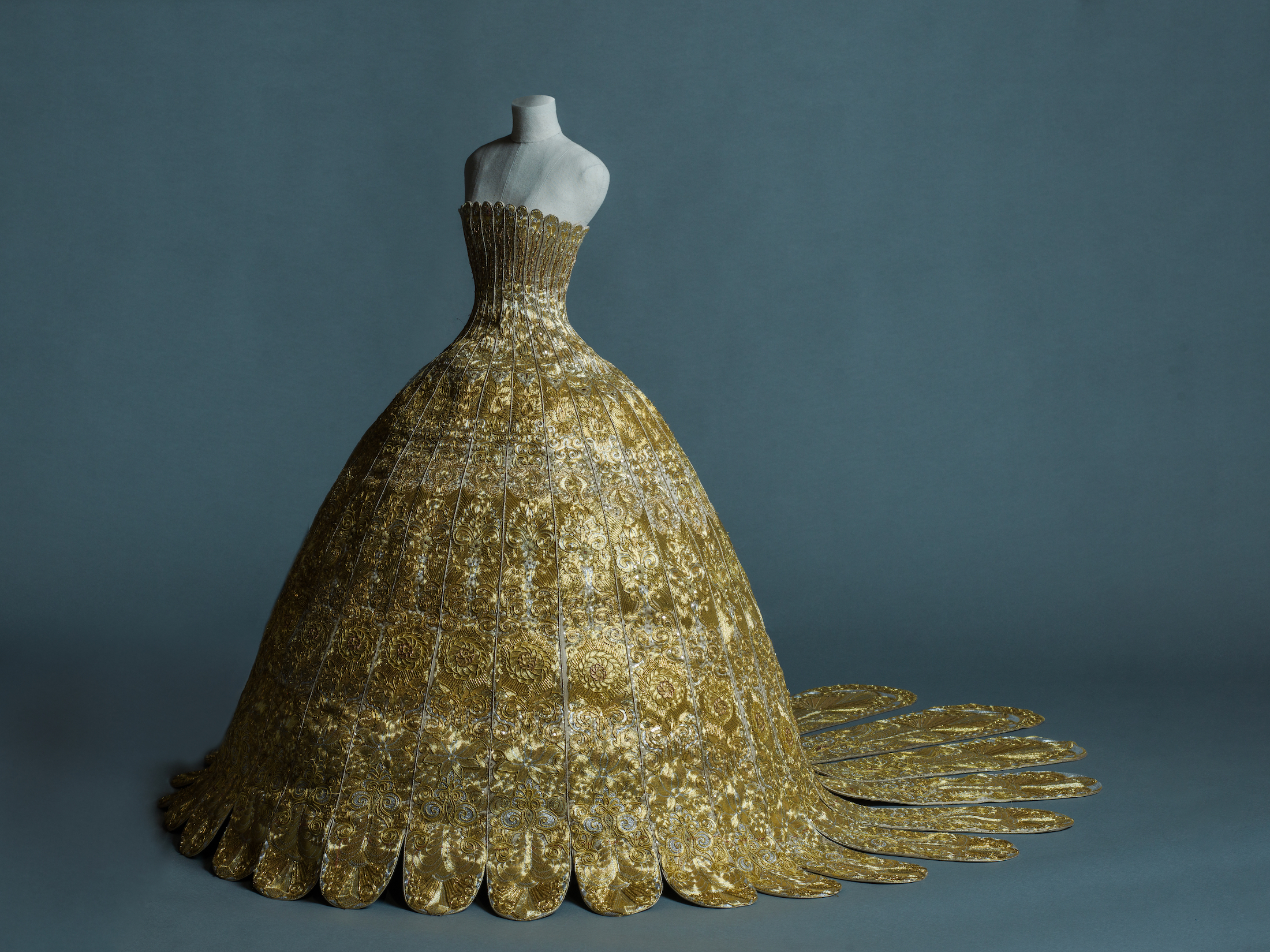 Photographies d'une robe faite par Guo Pei